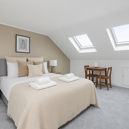Bright Private Rooms - Peaceful Morden Location London Exterior photo
